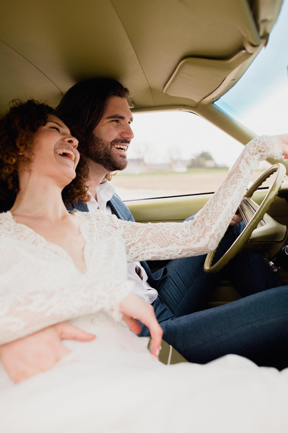 les mariés dans la ford mustang