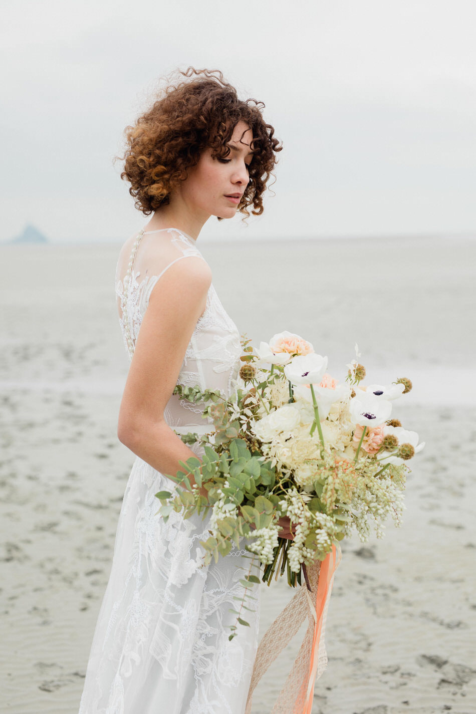 La mariée regarde son bouquet