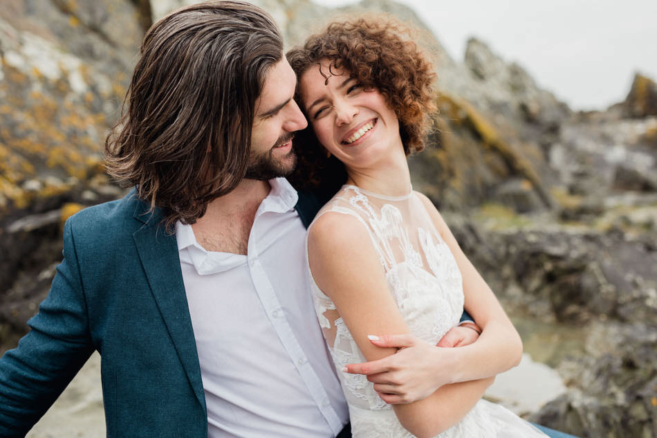 La mariée grand sourire dans les bras de son homme