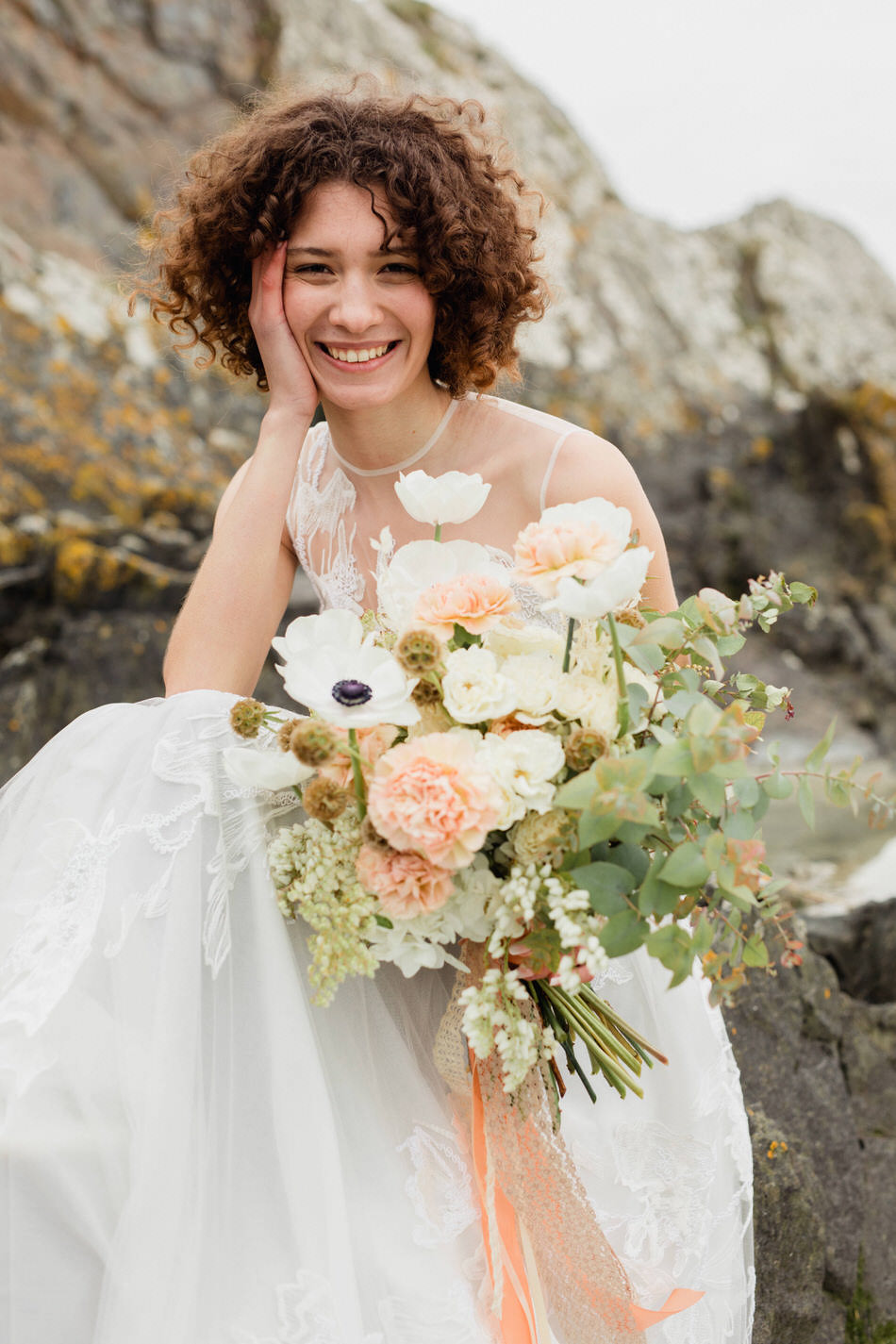 La mariée grand sourire avec son bouquet