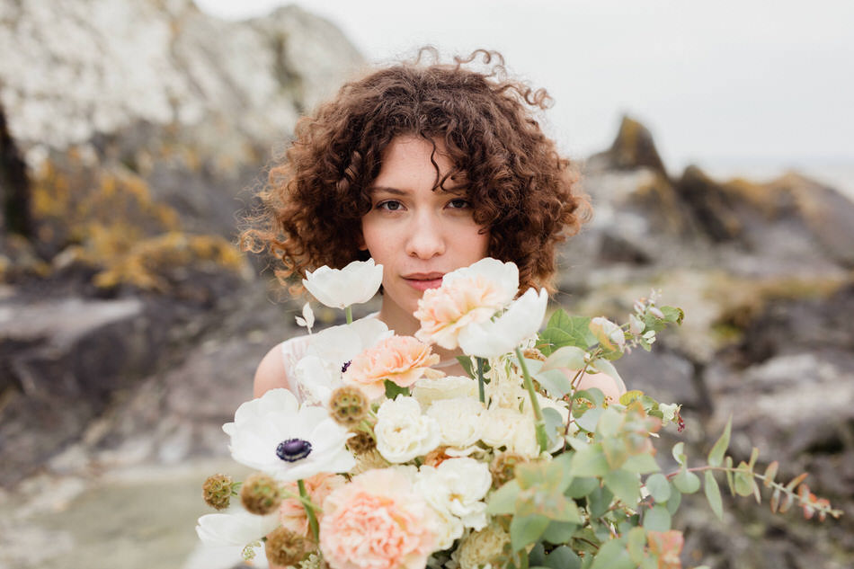 visage de la mariée avec son bouquet