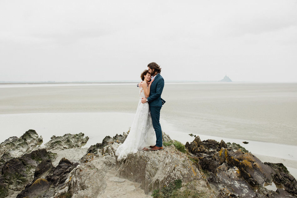 Les mariés avec le mont st michel en arrière plan