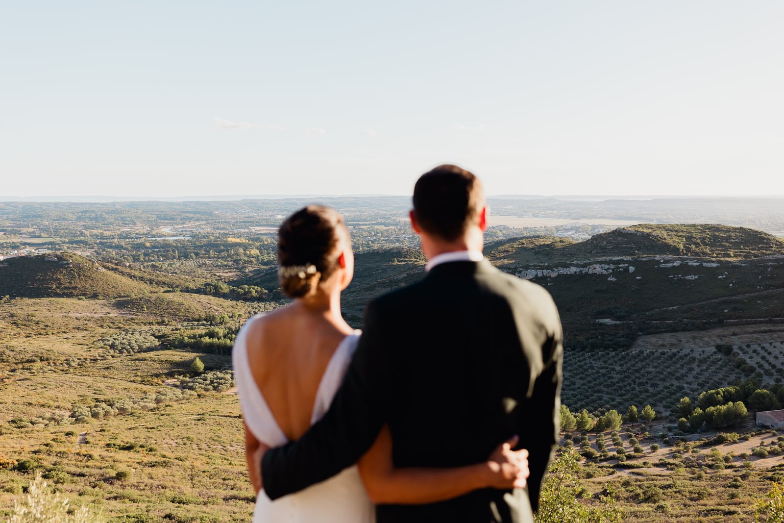 les mariés admirent la vue sur la provence