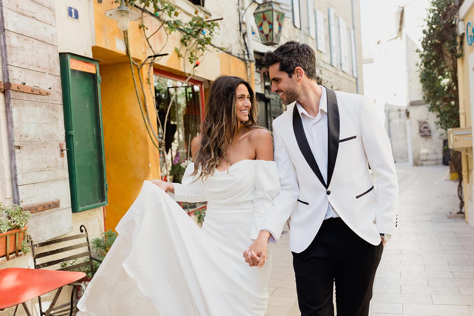 les mariés dans les rues de saint rémy de provence