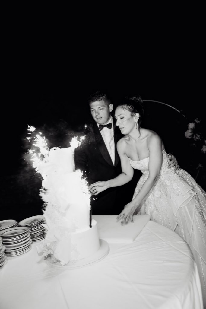 découpage du gâteau de mariage