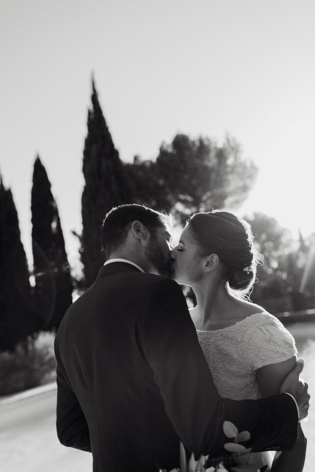 The couple kissing at Abbaye de Sainte Croix