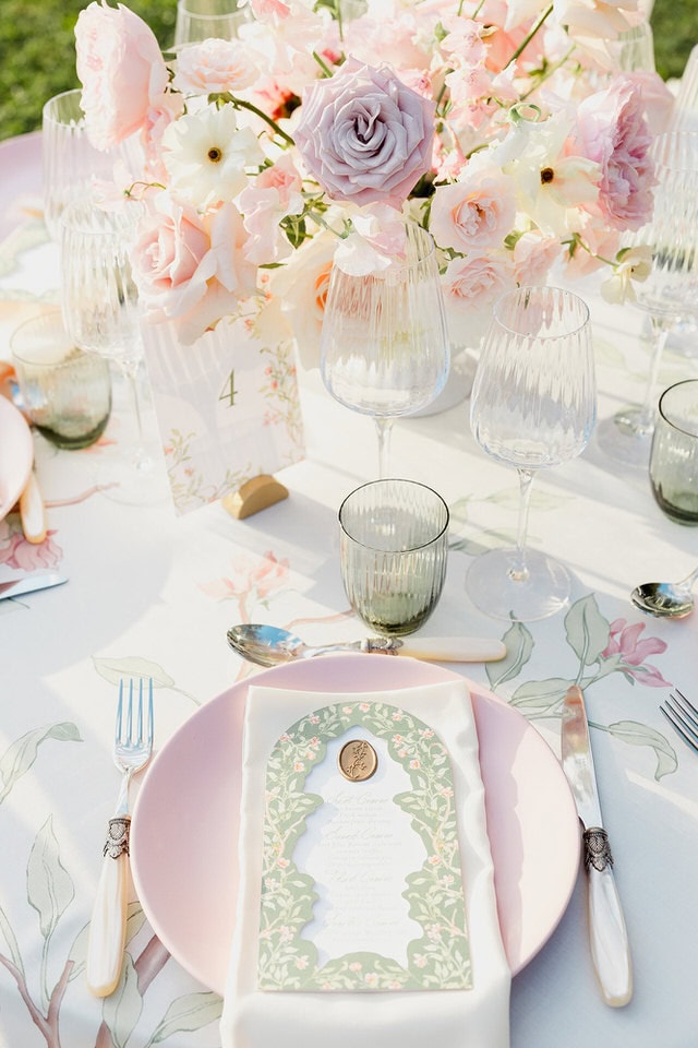 Elegant place setting at Château de Tourreau – Maxime Bernadin Elegant place setting with pink plate, floral menu and pastel roses at Château de Tourreau, styled and photographed by Maxime Bernadin.