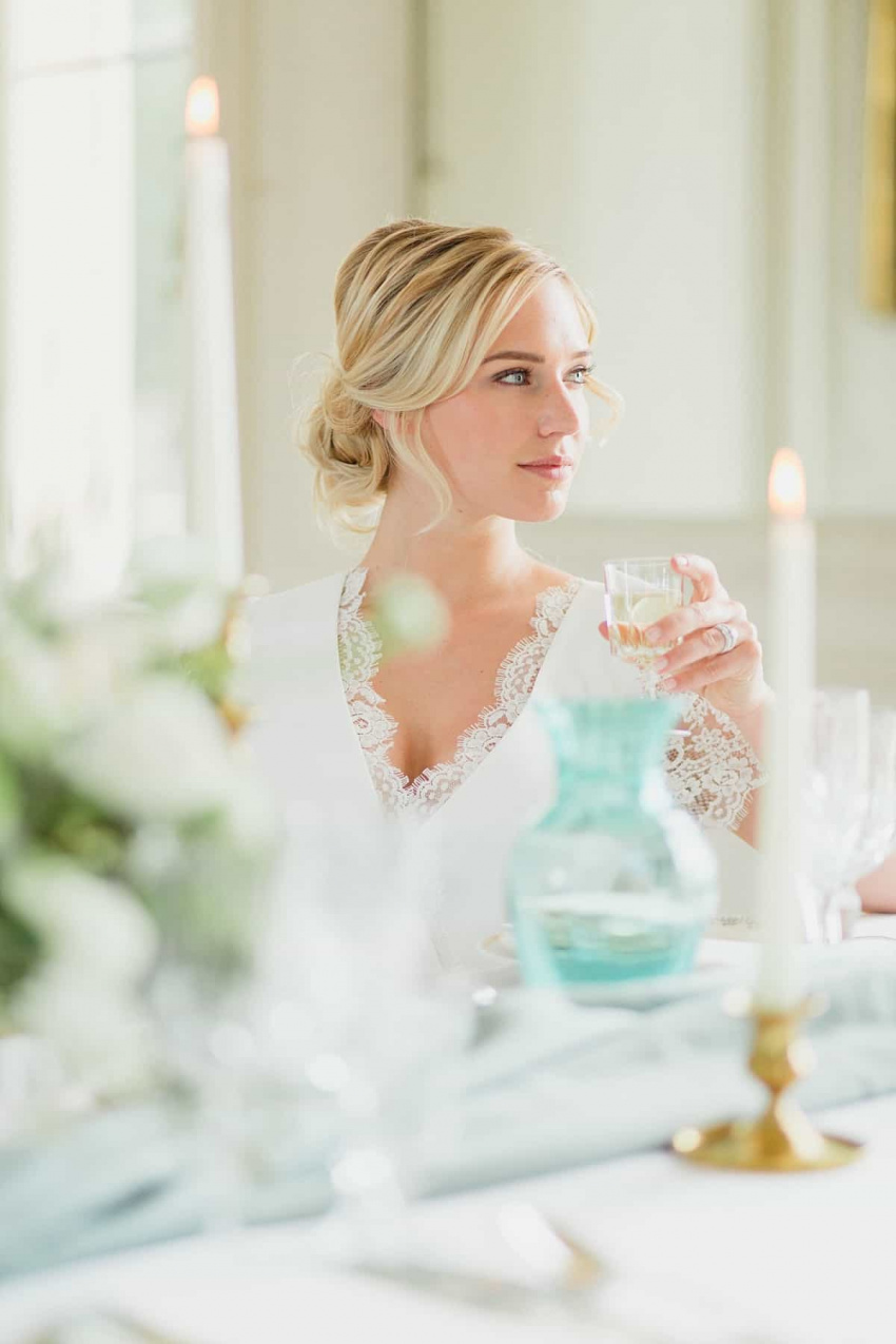 La mariée prend un verre