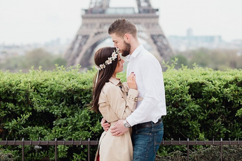 bisous sous la tour eiffel