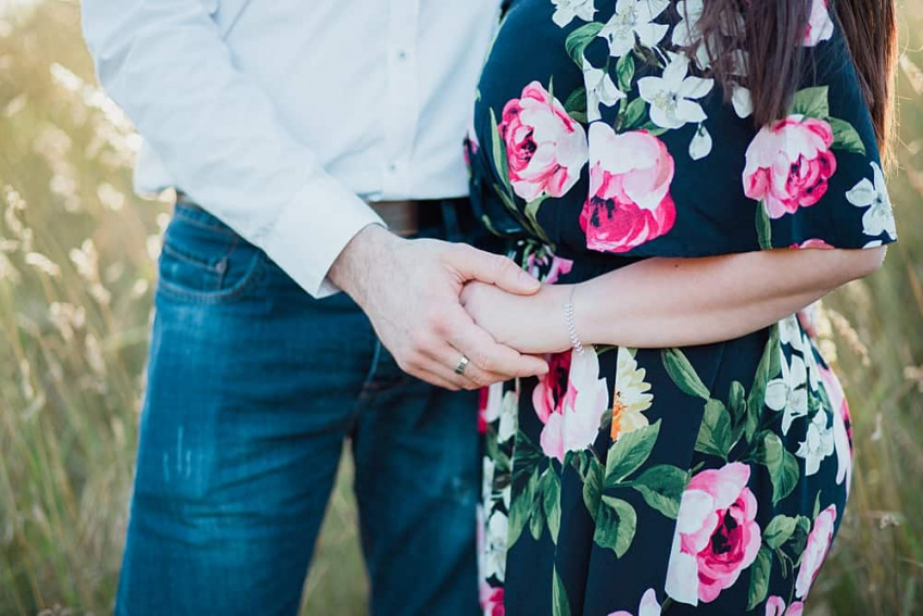 Détail sur les mains du couple