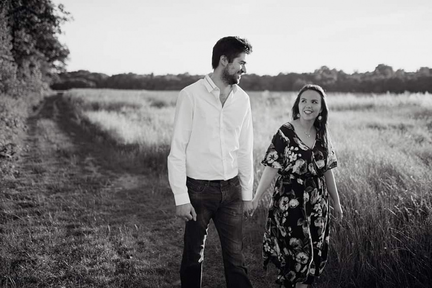 Le couple main dans la main