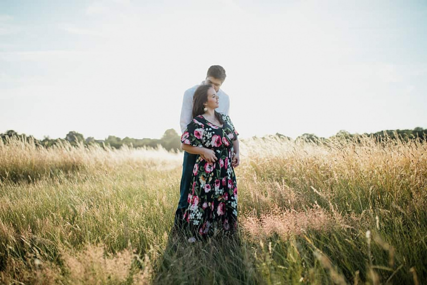 Jonathan donne un baiser à Laura