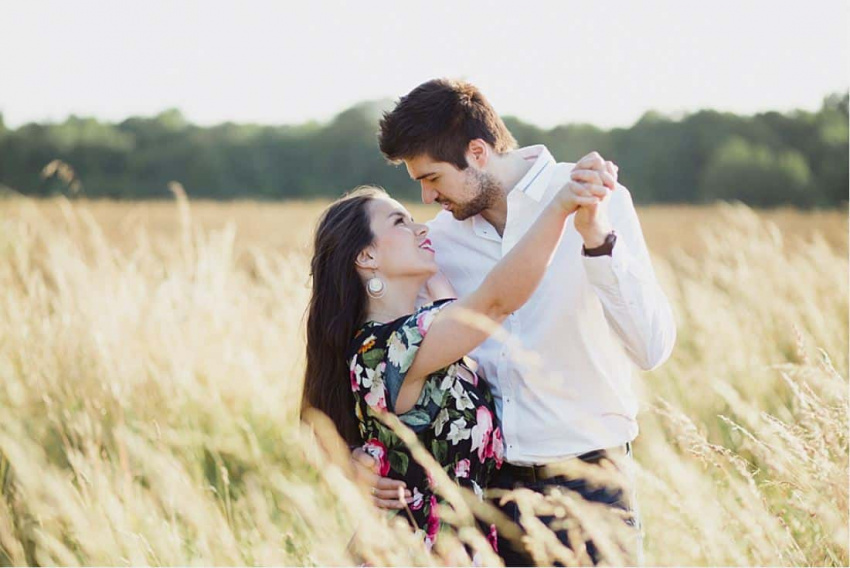 Un couple d'amoureux dans le champs de blé