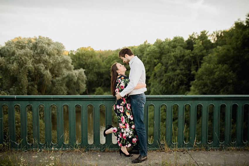 Les fiancés se prennent dans les bras