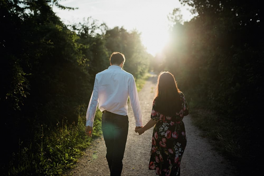 Les fiancés vers la route du mariage