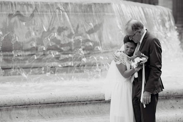 Séance émotion pour la mariée Mariée et ami au Jardin du Luxembourg