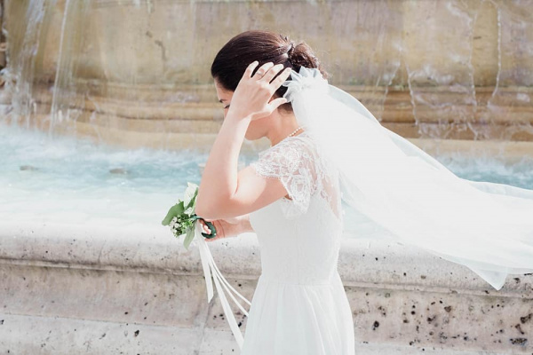 Un geste délicat de la mariée Voile de mariée s'envolant