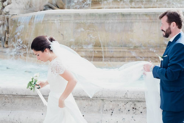 J soulevant le voile de S Les mariés au Luxembourg à Paris