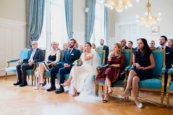 Les mariés entourés de leurs témoins à la mairie Témoins entourant les mariés