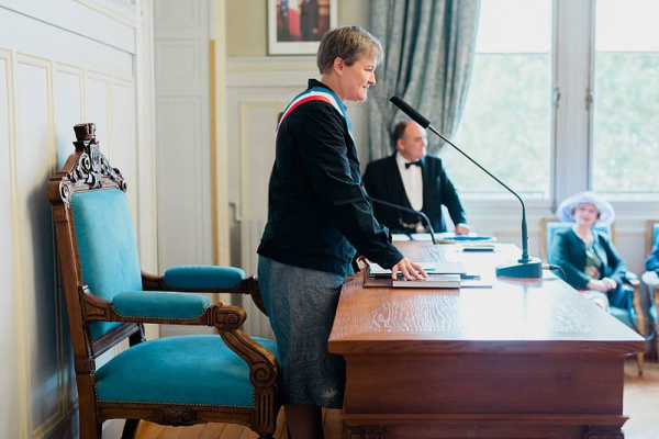 Mme La Maire du 6e arrondissement de Paris lisant les textes de leur union Maire Paris 75006 discours mariage