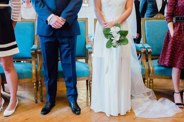 Le couple se lève avant de devenir officiellement des époux futurs-époux