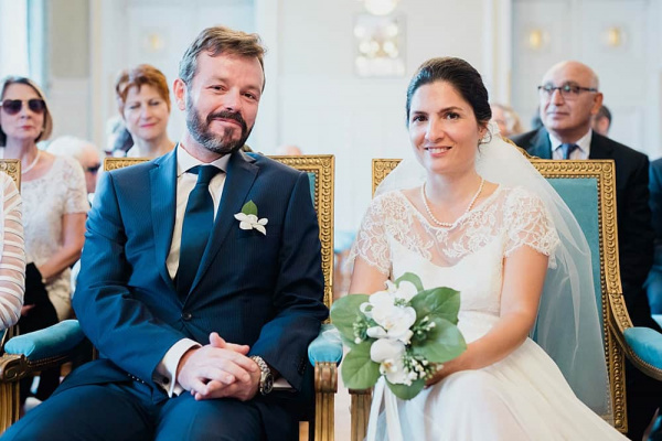 Les futurs mariés heureux de se bientôt s'unir futurs-mariés