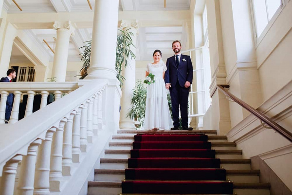 Officiellement mari et femme !... mariés-escaliers-mairie-paris6
