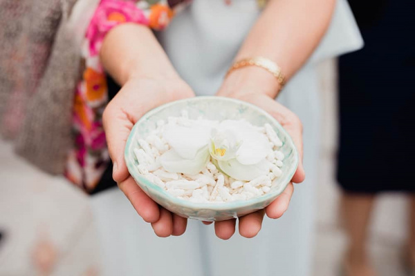 gros plan sur une friandise à déguster pour les mariés gourmandise-mairie