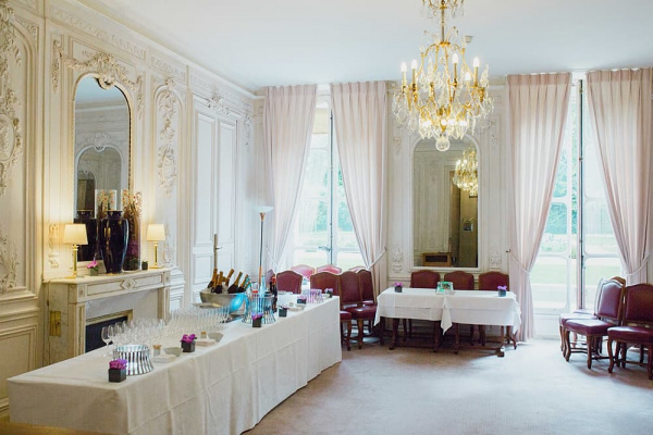 La salle de cocktail n'attend plus que les convives du mariage salle de cocktail du mariage