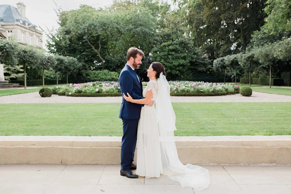 Le couple de mariés au Jardin du Luxembourg séance photo mariage jardin luxembourg paris