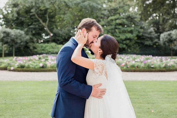 Les mariés s'embrassent dans les Jardins du Luxembourg de Paris séance photo mariés à Paris
