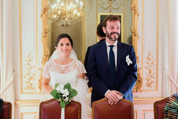 Les mariés avant d'apprécier le menu du mariage mariés et salle de réception