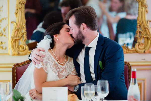 Les mariés s'embrassant le baiser des mariés