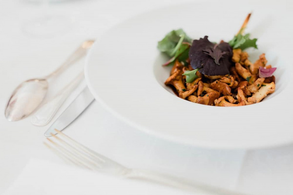 Gros plan sur les mets du mariage entrée plat mariage