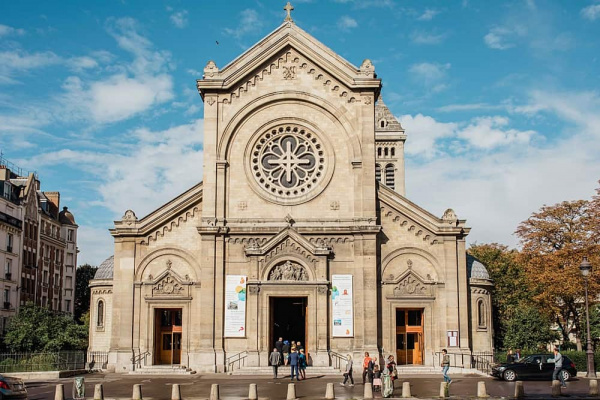 Les mariés se rendent à l'église pour célébrer leur union Mariage Eglise Notre Dame des Champs