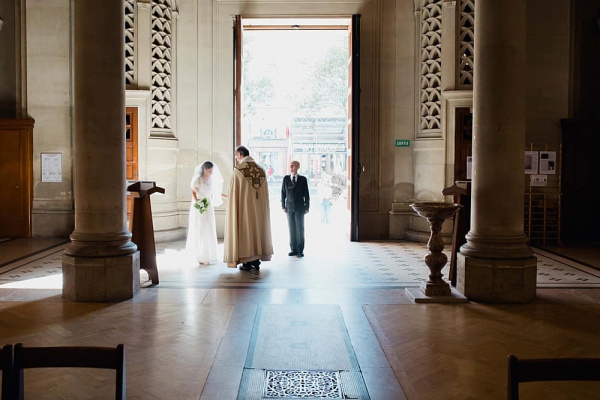 La mariée avec le prêtre dans l'église de Notre Dame des Champs à Paris 6 Mariage Eglise Paris 6e