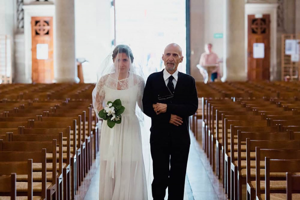 La mariée se rend à l'autel accompagnée de son père cérémonie mariage autel