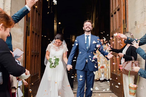 S&J à la sortie de l'église sous les pétales de roses sortie église mariés