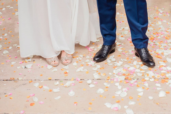 Le sol est jonché de pétales de roses à la sortie de la cérémonie religieuse pétales de roses après la cérémonie