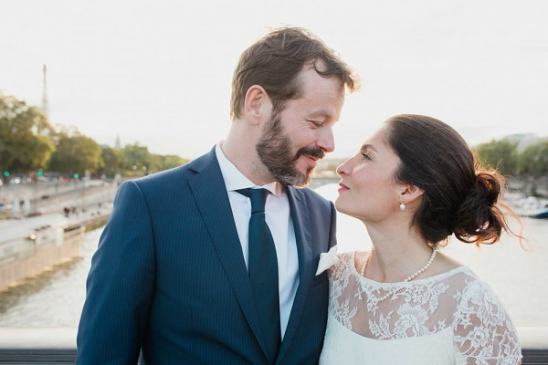 Les mariés devant le pont Alexandre III Le marié et sa femme sur la Seine