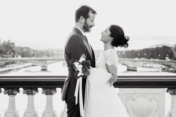 Les époux, heureux de prendre la pose sur le Pont Alexandre III Mariés sur le Pont Alexandre 3