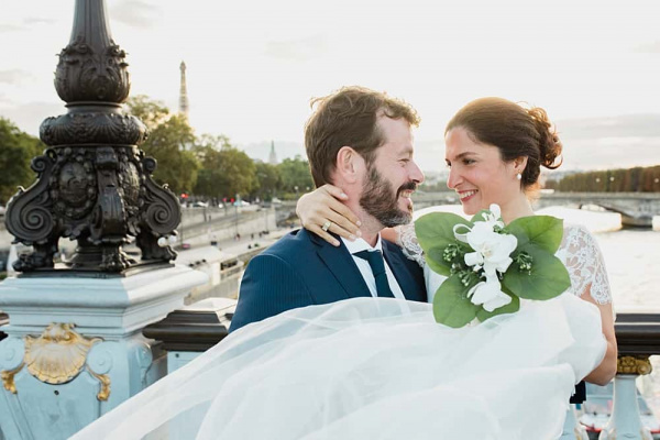 La mariée dans les bras de son époux sur le Pont Alexandre III Mariage Pont Alexandre III