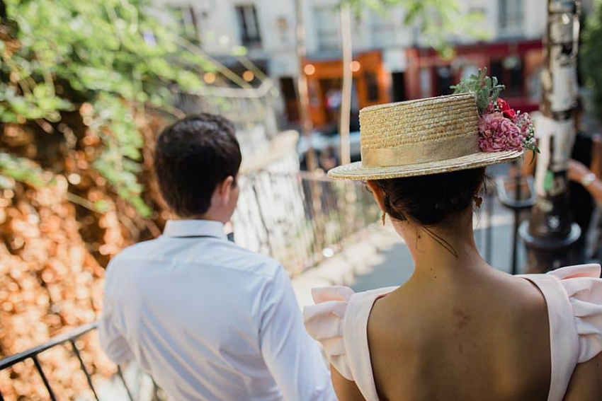 les mariés se déplacent dans les rues de Paris