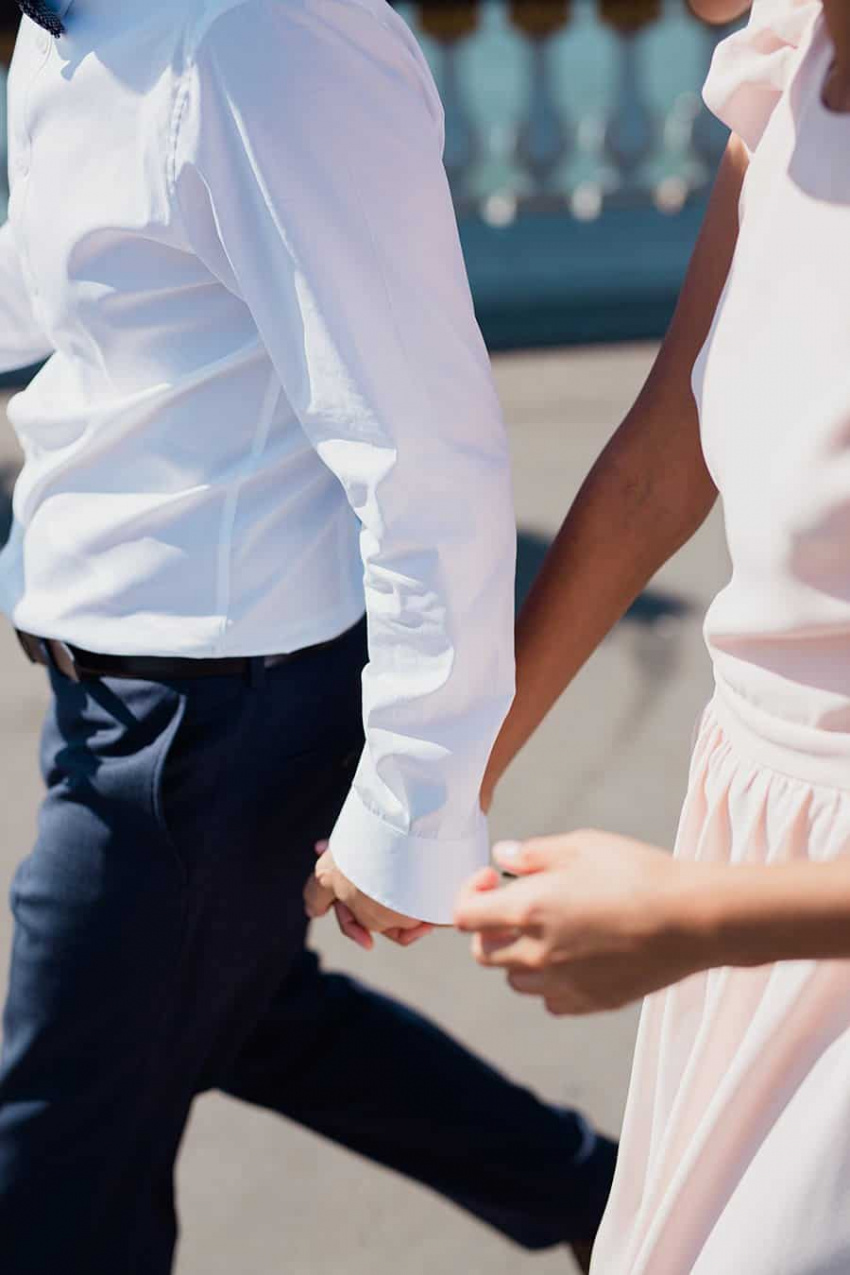 gros plan sur la main des mariés