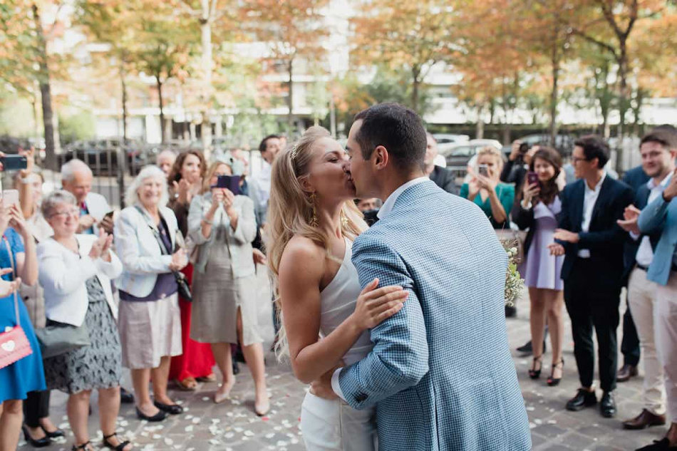 Les mariés s'embrassent devant les invités