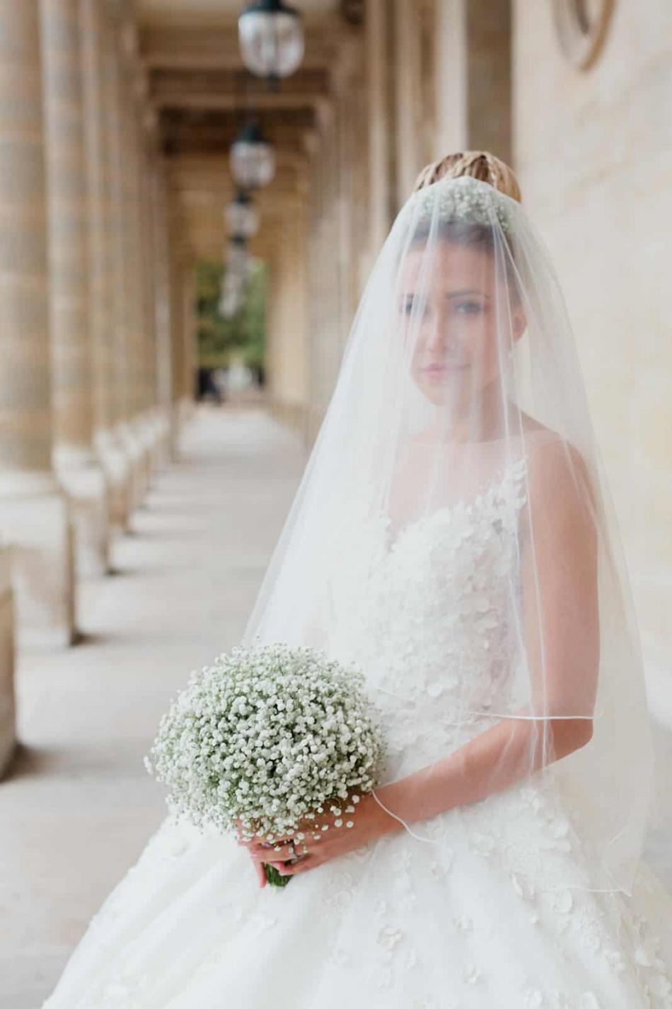 La mariée porte son voile