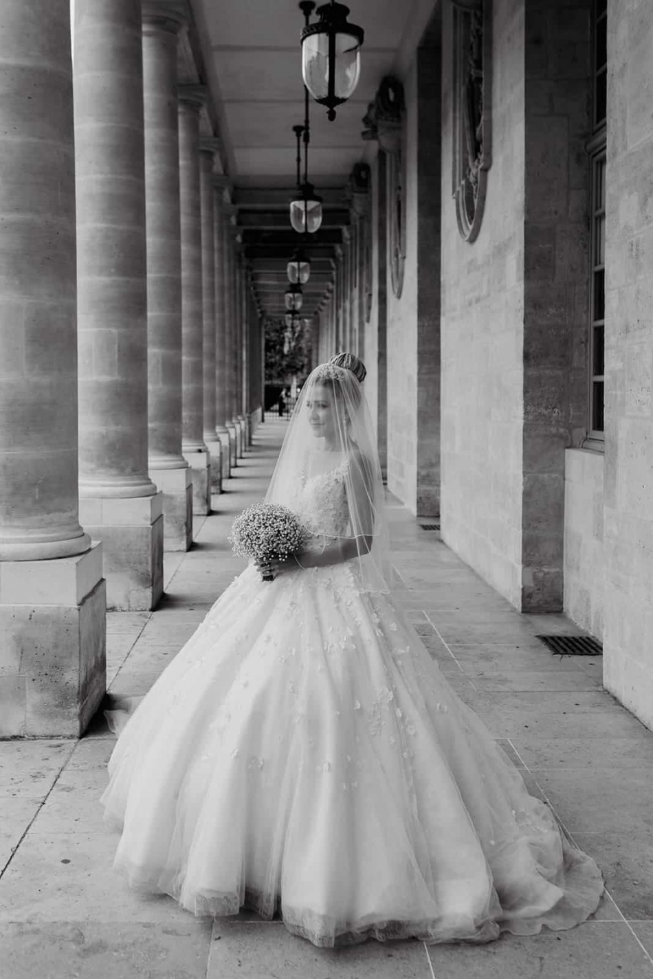 La mariée pose avec son voile