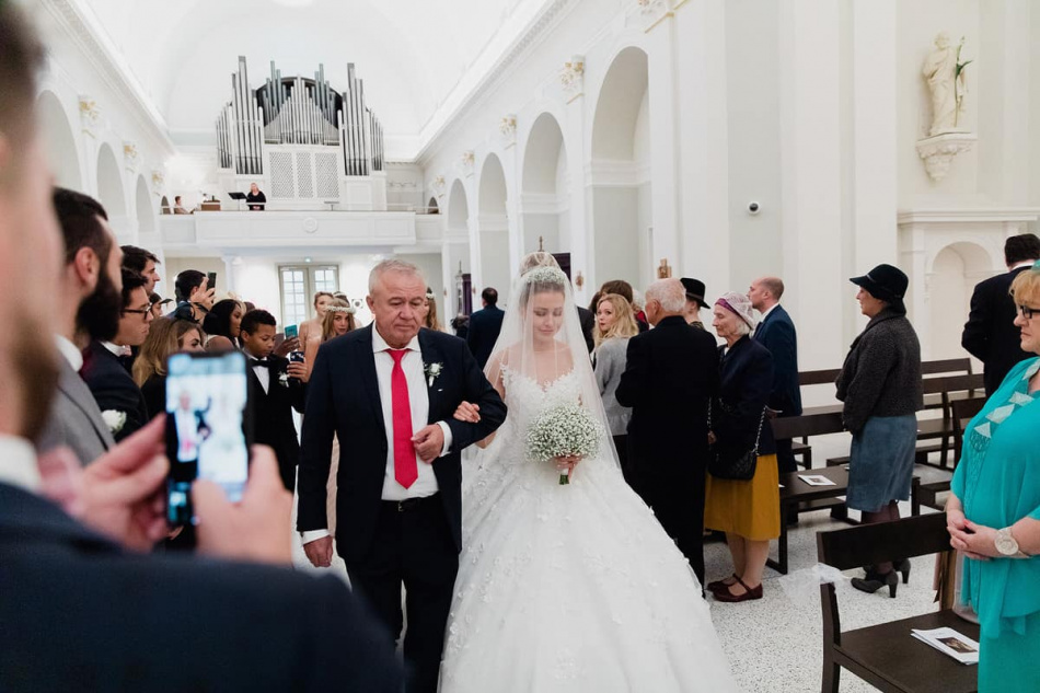 La mariée rentre dans l'église au bras de son père