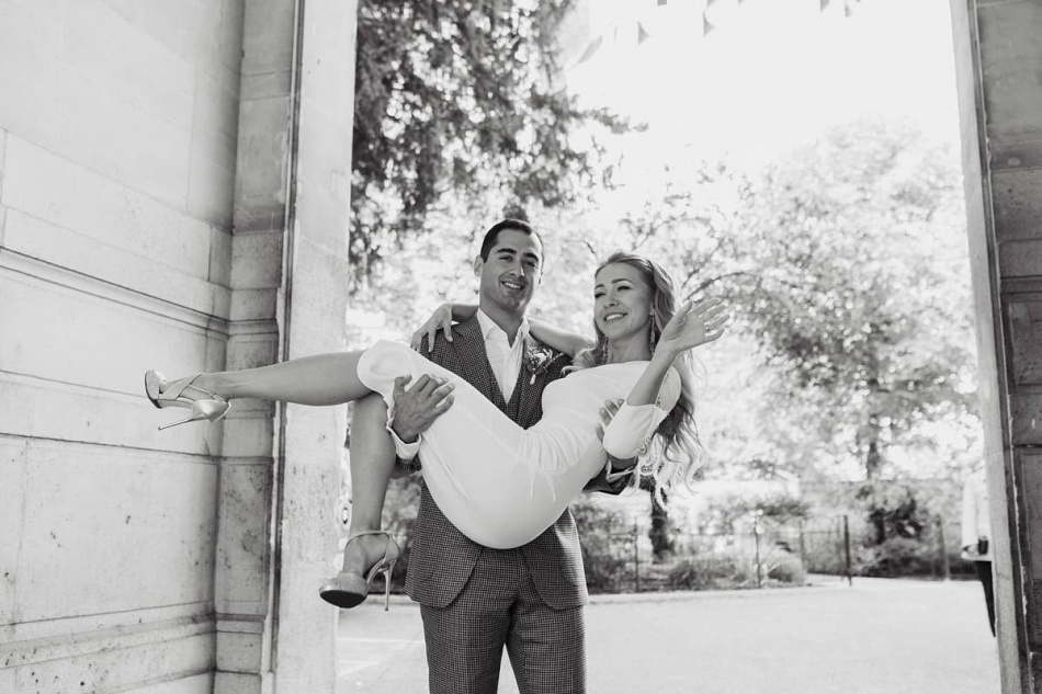 Le marié porte la mariée