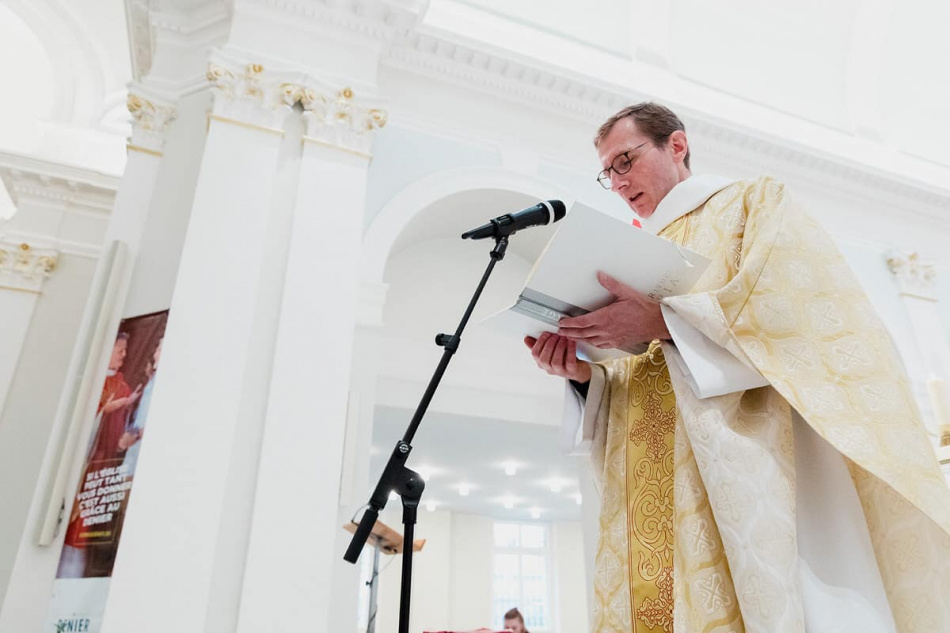 Le prêtre fait son discours